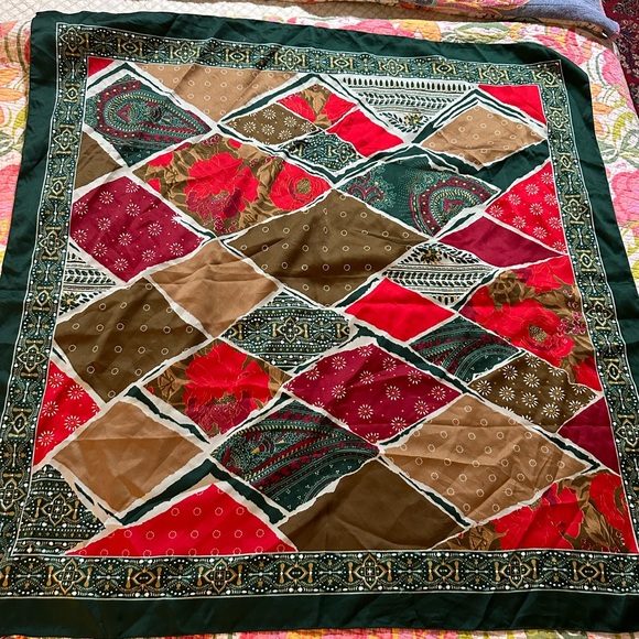 Abstract vintage green and red floral scarf - Picture 4 of 7